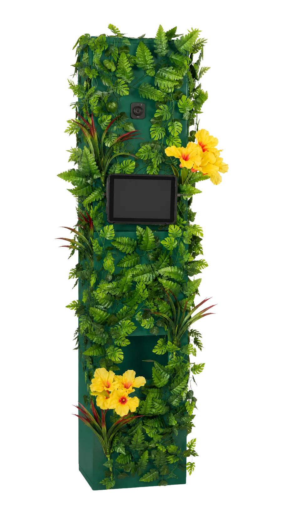 Le Jungleboot, photobooth au décor jungle de Jungle Events : totem vert habillé de fougères, monstera et hibiscus, avec caméra et écran tactile