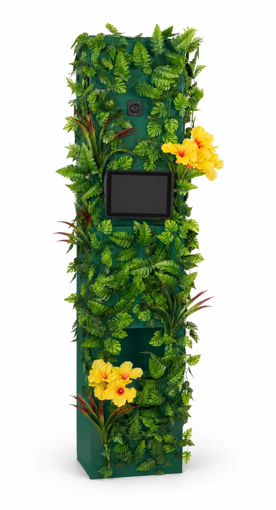 Le Jungleboot, photobooth au décor jungle de Jungle Events : totem vert habillé de feuillage tropical et d'hibiscus, avec écran tactile