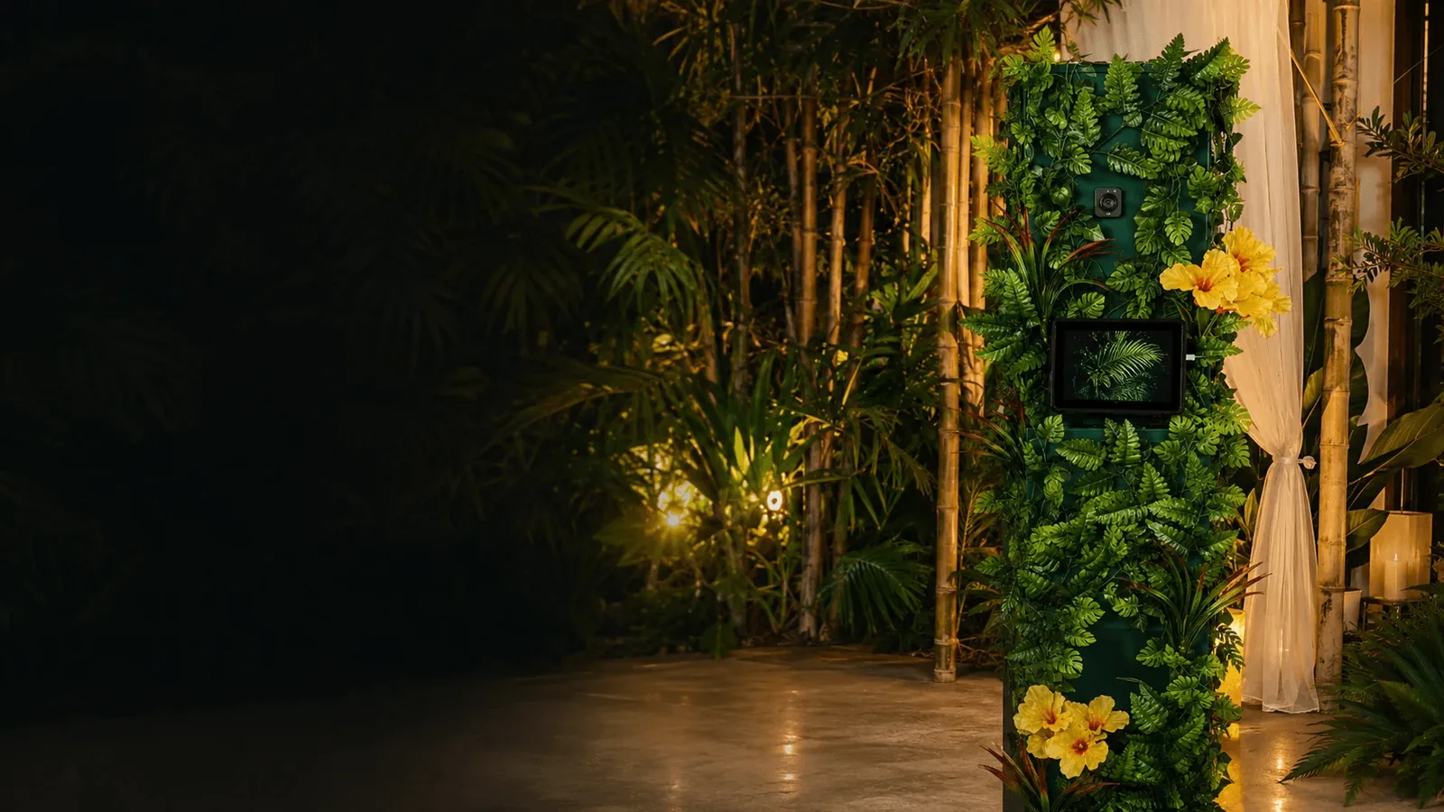 Le Jungleboot de nuit, ambiance jungle aux lumières chaudes